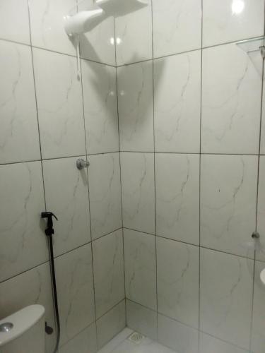 Quarto Vip, cama king, ar e tv, sacada e banheiro, Cuiabá (foto 9)