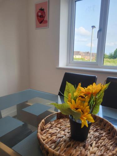 Stylish 3-Bed Home with Parking & Garden New Rotherham Development gîte à louer Greasbrough