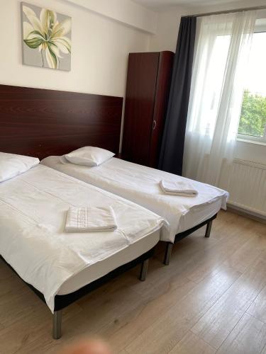 Standard Double/Twin Room image 7