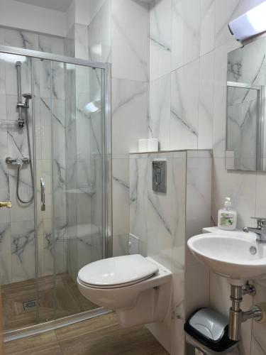 Standard Double/Twin Room image 3