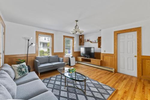 17 Cozy&Spacious 3 bedroom home in Malden with window AC