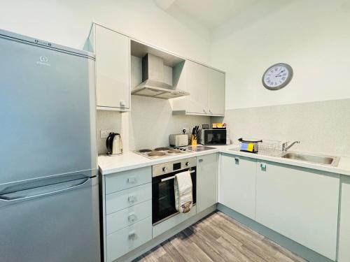Kitchen, Cosy City Centre Apartment in West End