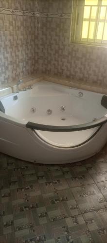 Baie, Jonny City Hotel in Kenyase