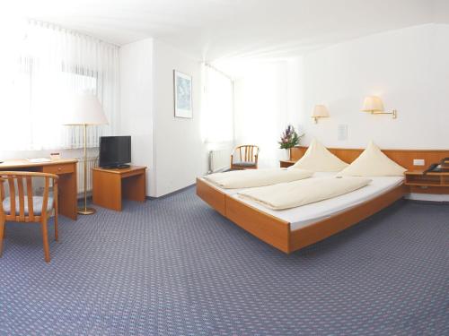 2 twin beds, 1 sofa bed