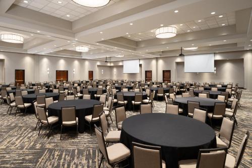 Embassy Suites Lincoln - image 13