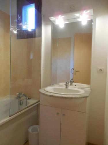 Vannas istaba, Appartement confortable à Ignaux, 31 m² avec piscine (Appartement confortable a Ignaux, 31 m² avec piscine) in Ignaux