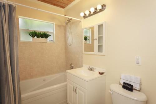 Casa del Sol 2bd 1ba Cottage Private Pool in West Palm Beach, USA