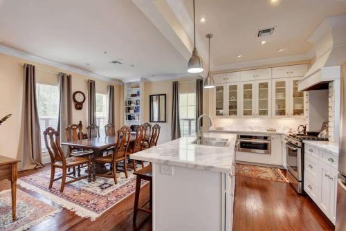 Grey Mist - Modern 3bd-2ba on Quiet Street - image 3