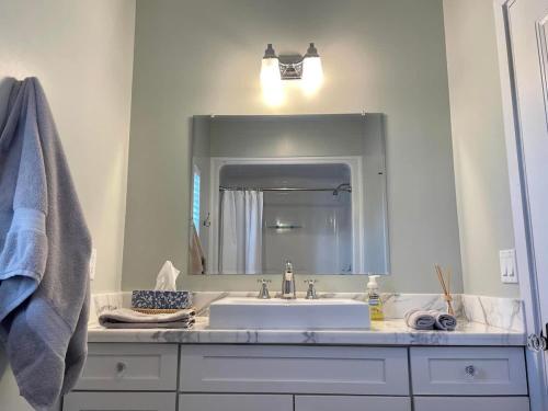 Grey Mist - Modern 3bd-2ba on Quiet Street - image 10