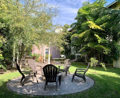 Grey Mist - Modern 3bd-2ba on Quiet Street - image 13
