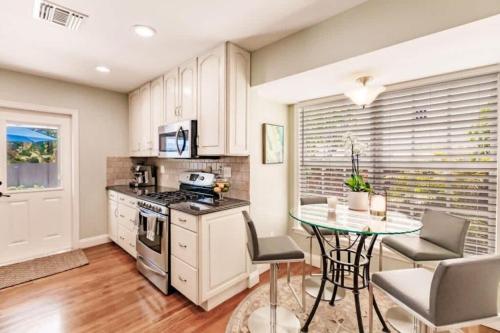 Key Lime Bungalow 2 BD 1 BA with private pool in West Palm Beach, USA