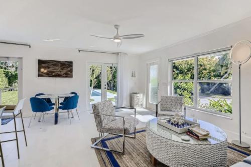 Little Havana Vacation Home 2BD 2BA private pool in West Palm Beach, USA
