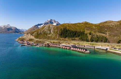 Luxurious cabin by the waterfront