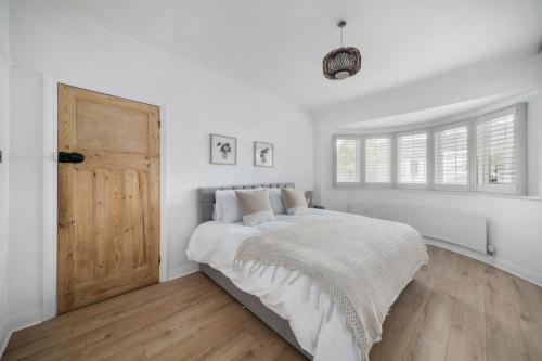 Spacious 4BR House with Parking & Garden, Londres