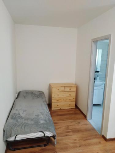 1 queen bed, 2 sofa beds