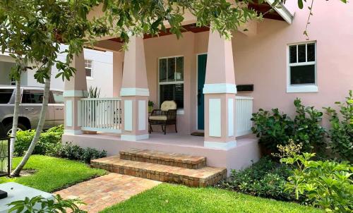 Pink House Modern 3bd 3ba Parking and Porch in West Palm Beach, USA