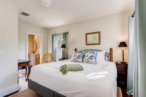 Pink House - Modern 3bd-3ba - Parking - Porch - image 10