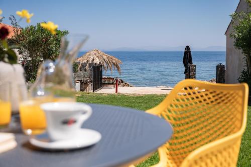 Livadaki Elegant Seaside Apartment in أخرى