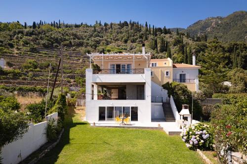 Livadaki Elegant Seaside Apartment in Other