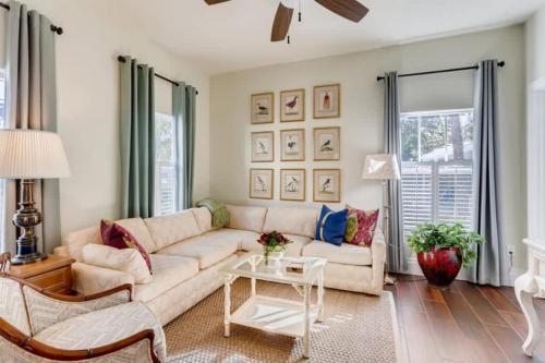 Pink House Modern 3bd 3ba Parking and Porch in West Palm Beach, USA