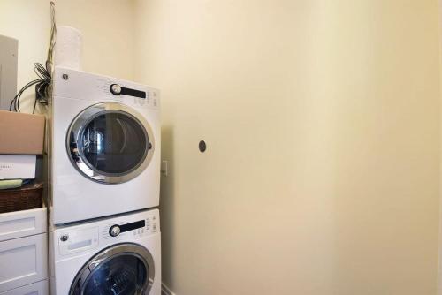 Pink House - Modern 3bd-3ba - Parking - Porch - main image