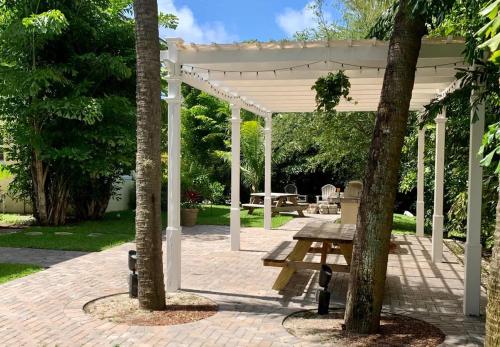 Pink House - Modern 3bd-3ba - Parking - Porch - image 14
