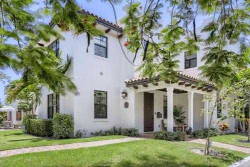 Villa del Flamingo - Modern Living & Poolside Escape in Flamingo Park