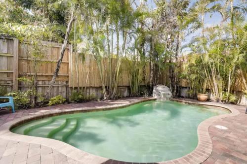 The Periwinkle House 4bd 2ba Sleep 8 in West Palm Beach, USA