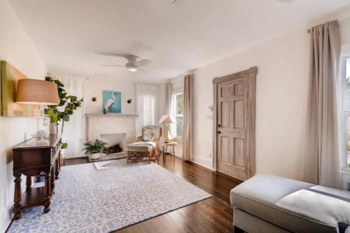 The Periwinkle House - 4bd-2ba - Sleep 10 - image 10