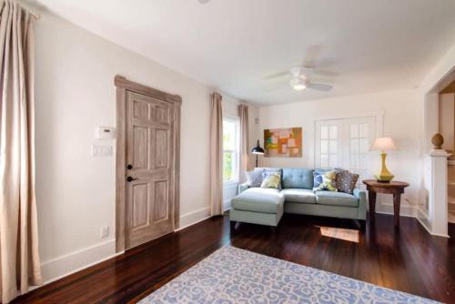 The Periwinkle House 4bd 2ba Sleep 8 in West Palm Beach, USA