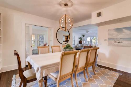 The Periwinkle House - 4bd-2ba - Sleep 10 - image 14