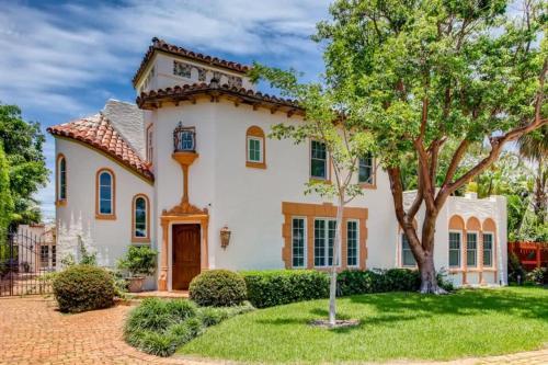 Villa Blanca - 4bd-3ba - Private Pool - Parking - image 10