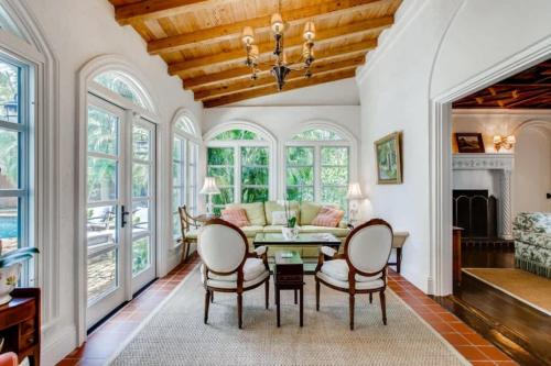Villa Blanca - 4bd-3ba - Private Pool - Parking - image 14