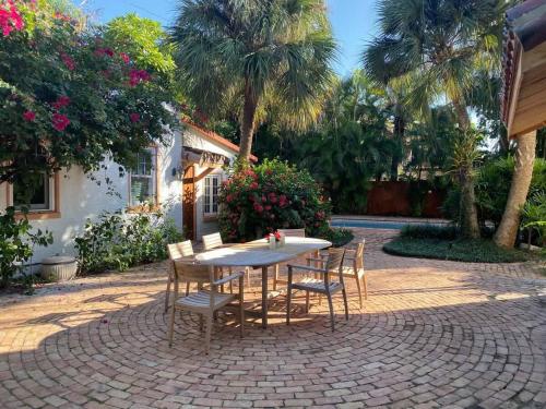 Villa Blanca - 4bd-3ba - Private Pool - Parking - image 9
