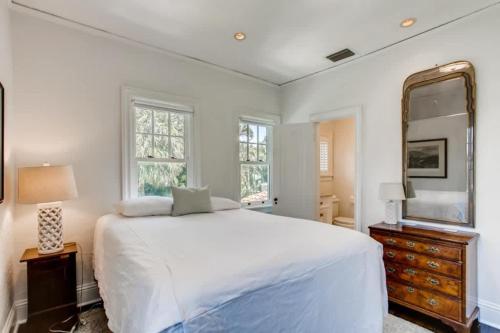 Villa Blanca - 4bd-3ba - Private Pool - Parking - image 3