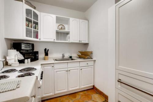 Villa Blanca - 4bd-3ba - Private Pool - Parking - image 12