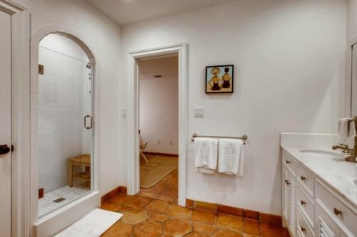 Villa Blanca - 4bd-3ba - Private Pool - Parking - image 7