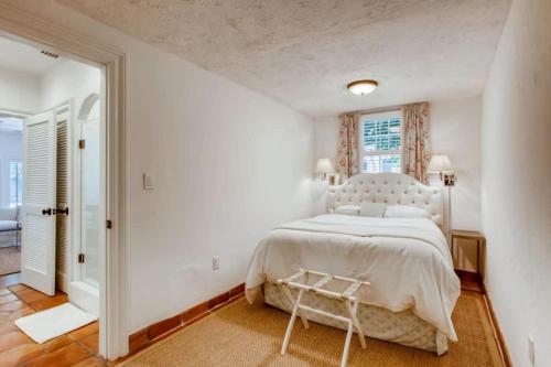 Villa Blanca - 4bd-3ba - Private Pool - Parking - main image