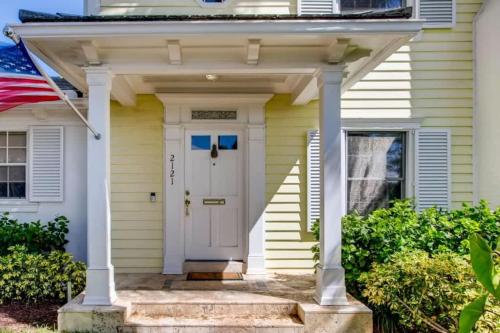 Villa Dolce Vita - Luxuriate in Sweeping Intracoastal Views of Palm Beach in Palm Beach International Airport