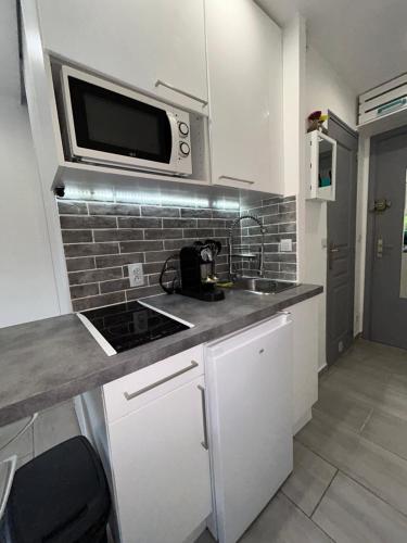 Magnifique Studio dans residence avec Piscine in Laval