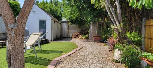 Garden, 4 Guests - Pet Friendly - 13 min to the Beach in Wallisdown and Winton West