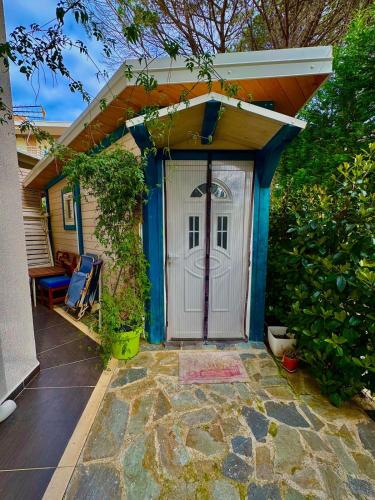 Melina Wooden Beach Cabin For 2 People Gjiri Lalzit - image 4