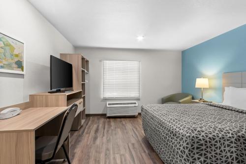 WoodSpring Suites Gilbert - Mesa Gateway Airport Room Type - Queen Suite - Non Smoking