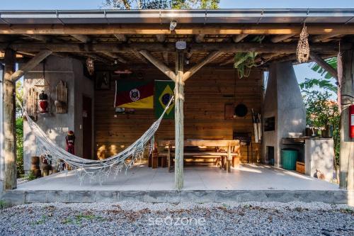 Cabanas relaxantes perto da Praia do Rosa - PRJ