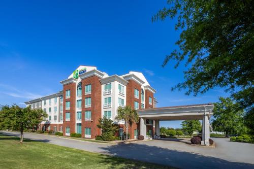 Holiday Inn Express and Suites Newberry an IHG Hotel - image 4