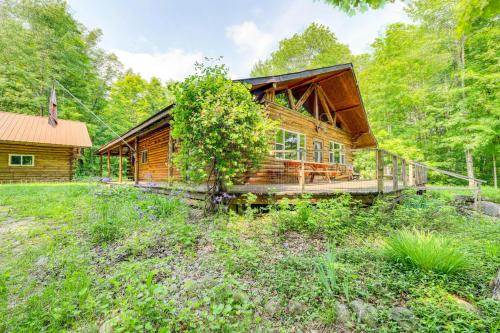 Oswegatchie River Cabin with Kayaks and Fire Pit! in แคนตัน