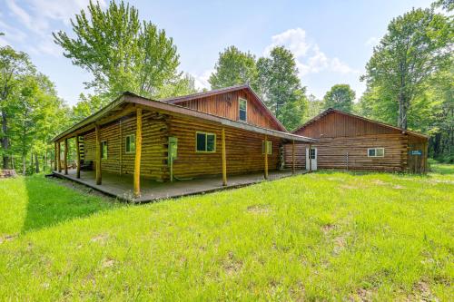 Oswegatchie River Cabin with Kayaks and Fire Pit! in แคนตัน