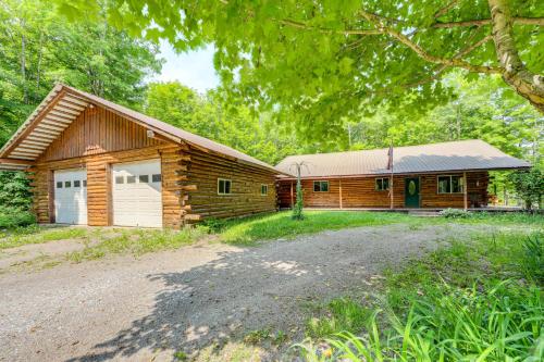 Oswegatchie River Cabin with Kayaks and Fire Pit! in แคนตัน