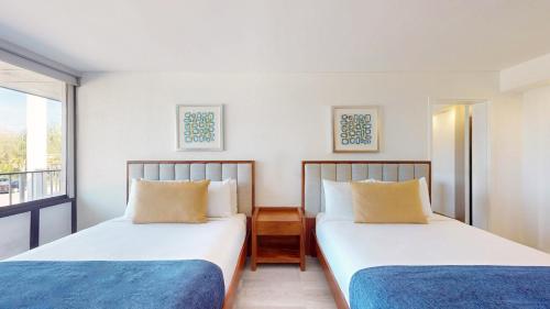 2 queen beds, 1 sofa bed