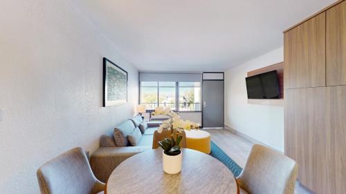 Shared lounge/TV area, Park Royal Orlando in Kissimmee